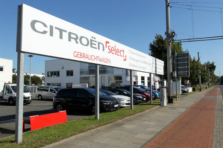Der Standort befindet sich an der Ausfallstraße zum Bremer Flughafen. Hier präsentiert das Autohaus auch seine Gebrauchten. (Foto: Citroën)