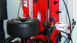 Das Unternehmen Rema Tip-Top bietet die Reifenmontiermaschine Airdraulik an. (Foto: Lauer)