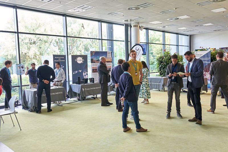 In den Pausen gab es für die Teilnehmer ausreichend Gelegenheit zum Austausch. (Bild: © Elektronikpraxis / Richard Oed)