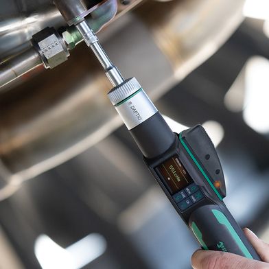 Die bidirektionale Konnektivität des Drehmomentschraubendrehers über Kabel, Industriefunk (ISM), Bluetooth LE oder WLAN ermöglicht den Datenaustausch in Echtzeit – eine wichtige Voraussetzung für die Integration in Prozesssteuerungen. (Bild: Stahlwille)