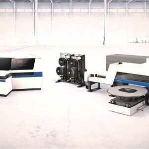 Und das ist die Taylored Blank Line von Dieffenbacher, die ebenfalls auf der JEC World vorgestellt wird. Sie besteht aus der Tapelegeanlage Fiberforge un der Konsolidierungseinheit Fibercon. Die Systeme wirkten sich so produktiv aus, dass Anwender damit im Jahre über 1 Mio. Bauteile herstellen könnten.