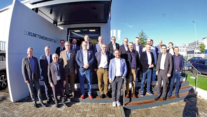 Die Zukunftswerkstatt 4.0 in Esslingen am Necker bot für die Teilnehmer des ZDK-Ausschusses für Öffentlichkeitsarbeit eine perfekte Kulisse. (Bild:  Zietz – »kfz-betrieb«)
