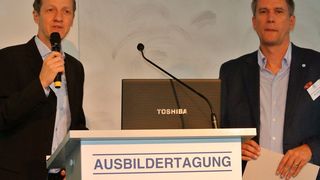 Anselm Lotz und René Gravendyk begrüßten die Teilnehmer der Ausbildertagung (Blos / »autoFACHMANN«)