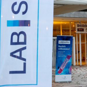 Es ist der 19. Oktober 2022: Zeit für die LAB-SUPPLY in Sindelfingen.   Mehr Infos zu den kommenden LAB-SUPPLY-Messen finden Sie auf www.lab-supply.info.  (LABORPRAXIS, C. Lüttmann)