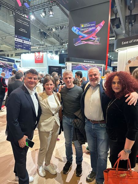 Das war Raed Kaplan (Barco), hier mit dem Bechtle Team und Besa (ITB) (Bild: Vogel IT-Medien)