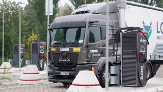 Orders and delivery times in logistics are tightly scheduled—unnecessary downtimes are lost time. With E.On's new reservation system for e-truck charging stations, charging stops can be planned and charging points booked in advance. (Image:Maximilian Ritz, UnternehmerTUM)