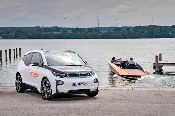 Der Hersteller Torqeedo kombiniert die Lithium-Ionen-Batterie von BMW i mit seiner leistungsstärksten Motoren-Baureihe für Innen- und Außenborder sowie für Hybridsysteme bis 160 PS.  (BMW i)