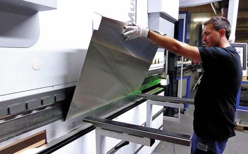 EHT macht es dem Bediener ziemlich einfach und leicht, indem der Maschinenbauer verschiedene Biegehilfen anbietet, wie etwa Auflagekonsolen die bei großen Blechen sehr hilfreich sind. (Bild: Kuhn)