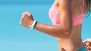 Ähnlich einfach wie ein Fitness-Tracker erfasst eine neue Remote-Condition-Monitoring-Lösung von ABB den Zustand von Niederspannungsmotoren.  (© Maridav/Fotolia.com)