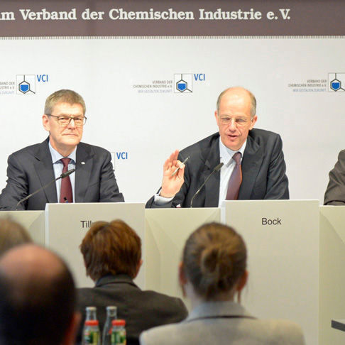 VCI-Präsident Kurt Bock (2. von rechts): „Das Chemiegeschäft dürfte 2017 ohne nennenswerte Dynamik bleiben, zumal die politischen Unsicherheiten und konjunkturellen Risiken auf den Auslandsmärkten rund um den Globus zugenommen haben.