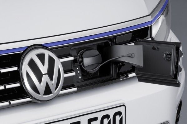 Das Design des Passat GTE wurde individualisiert. Eines der Erkennungszeichen ist das c-förmige LED-Tagfahrlicht. (Volkswagen AG)