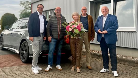 (V.l.) Ingo Bronner (Starke Holding Geschäftsführer), Maik Ludewig (Geschäftsführer PS-Zentrum), Ulrike Usinger (ehem. Gesellschafterin), Heinz Hoidis (ehem. Geschäftsführer), Michael Starke (Inhaber Starke-Automobilgruppe).(Bild:  Starke Automobilgruppe)