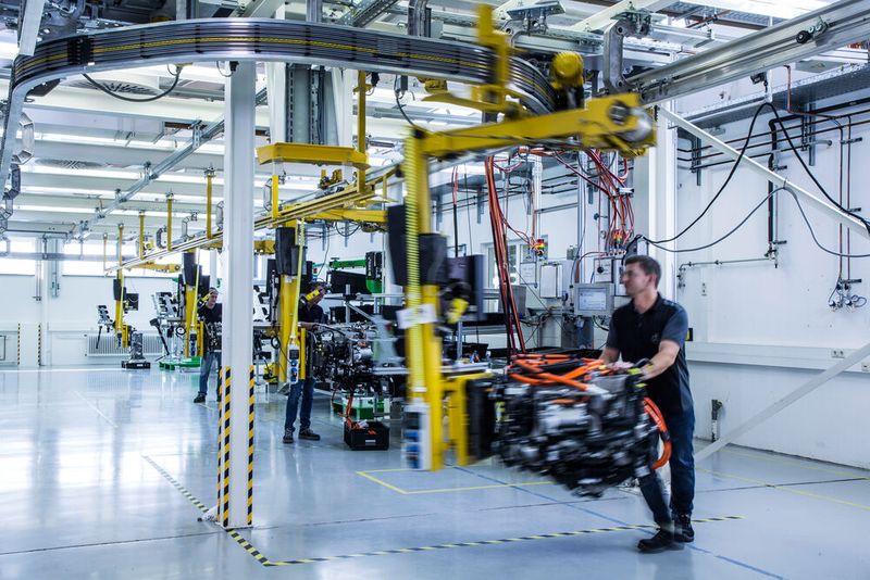 Die Montage in Nabern: Mitarbeiter bauen Komponenten zum fertigen Brennstoffzellensystem zusammen. Die Montage in Nabern: Mitarbeiter bauen Komponenten zum fertigen Brennstoffzellensystem zusammen.