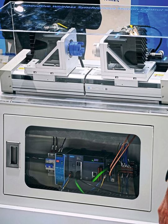 Die drahtlose Steuerung von Inovanceeignet sich für schaltschranklose Automatisierungsanwendungen mit integrierten Antriebs-Servomotoren sowie für solche mit auf rotierenden Teilen montierten Servomotoren.(Bild:  Inovance)