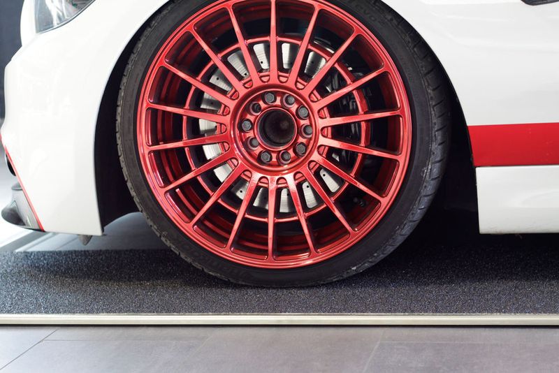 Mit einem Plattenbremsprüfstand kann die Werkstatt auch extrem tiefergelegte Fahrzeuge problemlos checken: Spoiler, Ölwanne und Endtopf bleiben heil. (Cartesy)