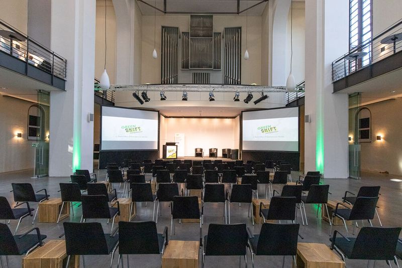 Das Umweltforum in Berlin war früher eine Kirche. Die Orgel steht noch und wird zur musikalischen Untermalung von Veranstaltungen auch noch genutzt. (Bild: Photoart Berlin)