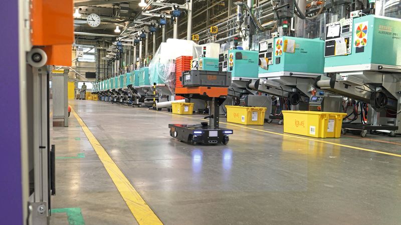 Einfach installiert und schnell amortisiert: Der Rebel Move von Igus ermöglicht den kostengünstigen Einstieg in die Automatisierung von Logistikprozessen. (Bild:  Igus GmbH)