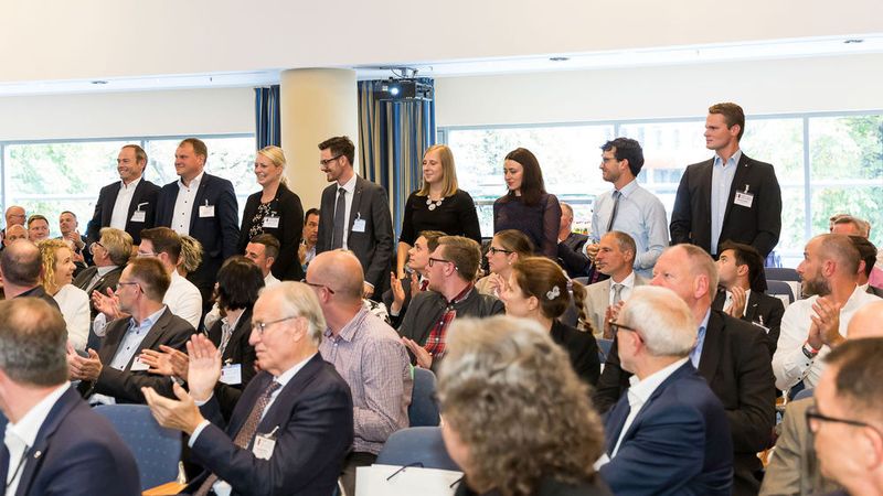 Nach der Verleihung des 4. Platzes stieg die Spannung erneut: Die Top-3-Platzierten des disjährigen Internet Sales Award, darunter das Autohaus Bierschneider, wurden gebeten, kurz aufzustehen. (Stefan Bausewein)