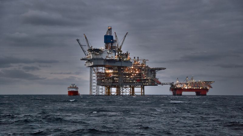 Offshore-Öl/Gas-Produktion auf hoher See: Bei Anwendungen mit extremen Drehmomenten sind zuverlässige und leistungsstarke Sicherheitsbremsen gefragt. Vor allem dann, wenn die Umgebung zusätzliche Herausforderungen mit sich bringt, wie beispielsweise in Häfen oder auf hoher See. (Bild:  Igor Hotinsky – stock.adobe.com)