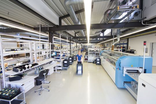 Blick in die Fertigung: Eine weitgehend automatisierte Fertigung, redundante Produktionsmittel, leistungsfähige Prüfprozesse, transparente Lagerhaltung und das Befolgen von IPC-Richtlinien im gesamten Produktionsprozess zeichnen gute Hersteller aus.(Bild:  inpotron)