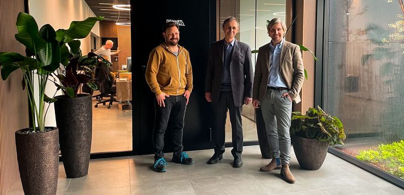 Hartl Betriebsleiter Thomas Rinnermoser, Othmar Bauer und Martin Hartl im Foyer des modernen Bürogebäudes. (Bild: Mitsubishi Electric Europe)