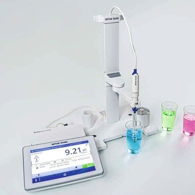 Rys. 1: Droga do dokładnych pomiarów pH zaczyna się od precyzyjnej kalibracji. Należy używać świeżych buforów i sprawdzać reakcję w mV, aby zapewnić optymalną pracę elektrody. (Źródło:METTLER TOLEDO)