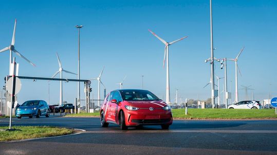 Automatisierte Fahrzeuglogistik im Praxistest: In Emden haben Volkswagen, die Telekom, Unikie und das BIBA ihr Innovationsprojekt abgeschlossen.(Bild:  VW)