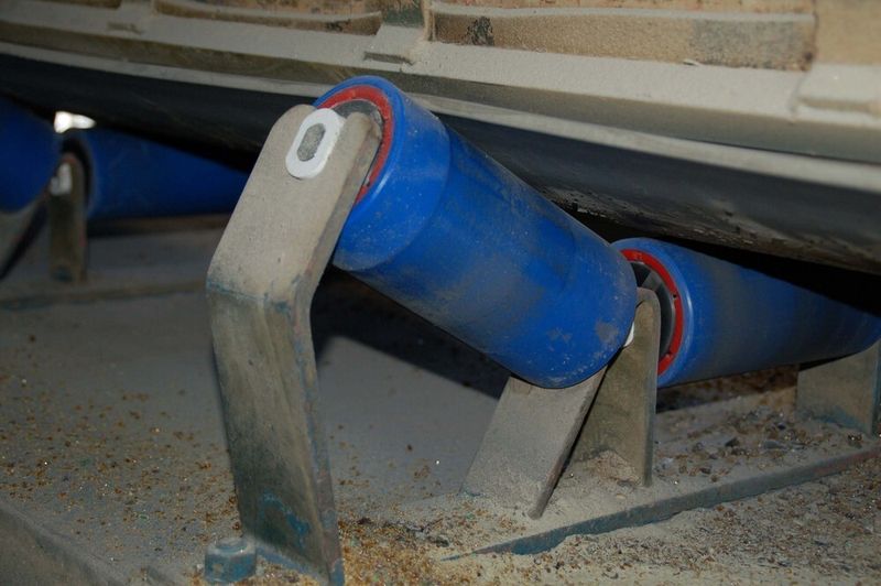 Abb.2: Trellex Kunststofftragrollen ersetzen zunehmend Eisenrollen im Förderprozess, kommen aber bei Scherbenbändern in der Glashütte ausschließlich als Obergurtrollen zum Einsatz. Eine Verkapselung der Lager durch das Gemenge ist gegenüber Eisenrollen ausgeschlossen. (Archiv: Vogel Business Media)