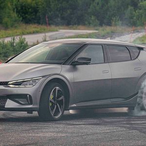 Der Heckmotor kann die Hinterräder des EV6 GT mächtig unter Druck setzen.(Bild:  Kia)