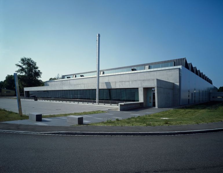 2004: In Müllheim wird eine neue Produktionshalle gebaut. 4800 zusätzliche Quadratmeter stehen nun zur Verfügung. (Auma)