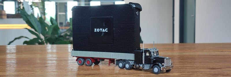 Kein Schwertransport: Der winzige Zotac ZBox PI336 passt mit Abmessungen von 115 x 76 x 20,7 mm auf die Ladefläche eines Wiking-Sattelschleppers für die H0-Modelleisenbahn.