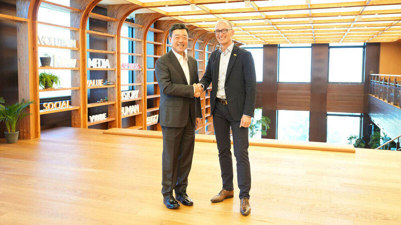 Jee Dong-seob (l.), SK On Chief Executive Officer, und Peter Schuhmacher, President des Unternehmensbereichs Catalysts bei BASF, der auch das Batteriematerial- und Batterierecyclinggeschäft verantwortet.