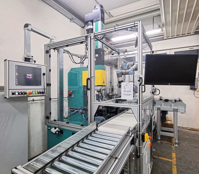 Der Tox-Electric-Drive-Antrieb ist in einer massiven und verwindungssteifen Stahlkonstruktion verbaut, die der Krafteinwirkung während des Pressvorgangs genügend Stabilität entgegensetzt.  (Bild: Tox)