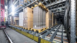 Ein Satellitenlager von Westfalia Technologies (hier das Verpackungslager der Züger Frischkäse AG) lagert hochkompakt und materialschonend. Dank der mehrfachen Schienenauflage in den Lagerkanälen halten Paletten länger. (Bild: Marcello Engi)