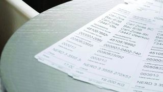 Bild 3: Dienstleister für Stahl und Metall verarbeitende Unternehmen übernehmen verschiedene Bearbeitungsschritte – hier beispielsweise den Sägezuschnitt. (Bild: Günther + Schramm)