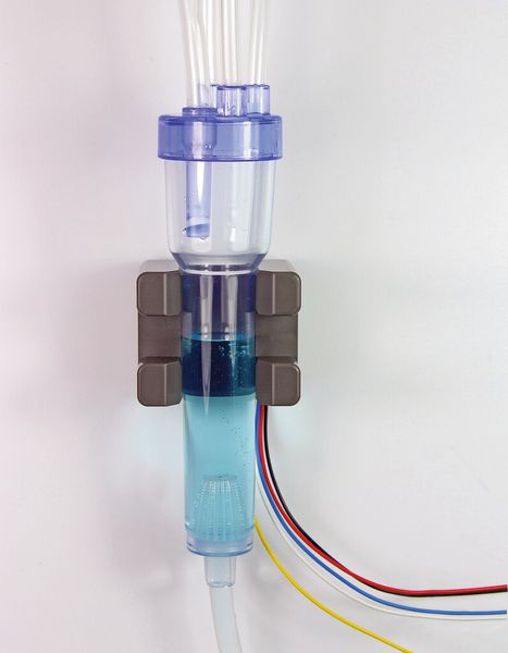 Tropfkammer-Sensor: Der Sonocheck ALD zur Bestimmung von Flüssigkeitslevels in Tropfkammern ist wahlweise mit einer Messstelle oder wie abgebildet mit deren zwei lieferbar. (Bild: Sonotec)