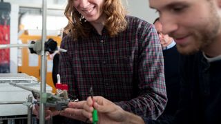 Peter O’Mara aus Sydney (links) und Patrick Wilde aus Bochum arbeiten an einer elektrochemischen Zelle für die CO2-Reduktion. (RUB, Kramer  )