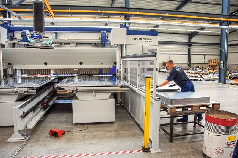 Solange die MAK 4 Evolution UD bei Quadrus einen Biegevorgang durchführt, sichern seitlich automatisch hochfahrende Rolltore vor Verletzungen. So kann direkt neben der Maschine gearbeitet werden. An der Vorder- und Rückseite kommen dafür Lichtschrankensysteme zum Einsatz. (Bild: Schröder)