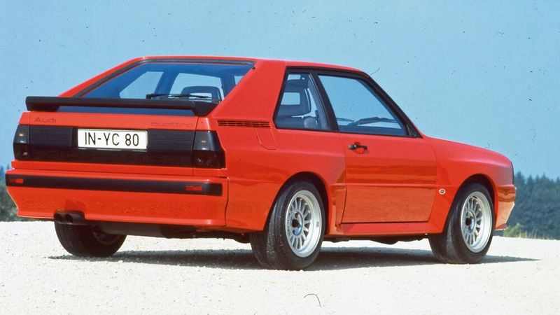 1983 debütierte der ab Herbst 1984 verfügbare Audi Sport quattro, ein Supercar mit atemberaubenden Leistungsdaten. Er ist auf 4,16 Meter Karosserielänge verkürzt und besitzt einen aufgeladenen 5-Zylinder-Turbomotor mit 225 kW (306 PS) und 350 Nm Drehmoment.  (Bild: Audi AG)