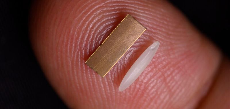 Gute Verbindung: Intels Embedded Multi-Die Interconnect Bridge (EMIB)-Technologie ermöglicht die Kommunikation mehrerer Chips – CPU, Grafik, Speicher, IO und mehr. Gute Verbindung: Intels Embedded Multi-Die Interconnect Bridge (EMIB)-Technologie ermöglicht die Kommunikation mehrerer Chips – CPU, Grafik, Speicher, IO und mehr.