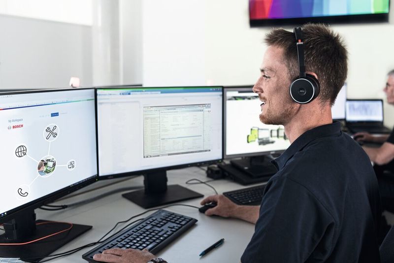 Ein Mitarbeiter der Bosch-Hotline erledigt die Arbeiten: Per RDS-500-Schnittstelle kommen sämtliche Daten über das Internet zu ihm, und er sendet sie zurück. (Bosch)