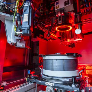 Komplexe Zellkontaktierungssysteme erfordern bis zu 50 punktgenaue Treffer beim Schweißen. Die KI-gestützte Lösung Easy Model AI von Trumpf unterstützt bei der Bewältigung dieser Herausforderung. (Bild: Trumpf)