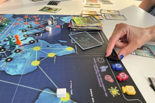 Wissenschaft über Brettspiele vermitteln, beispielsweise hier mit „Pandemic“ auf der MS Wissenschaftsjahr 2026 zum Thema „Medizin“.(Bild:  Philipp Schrögel)