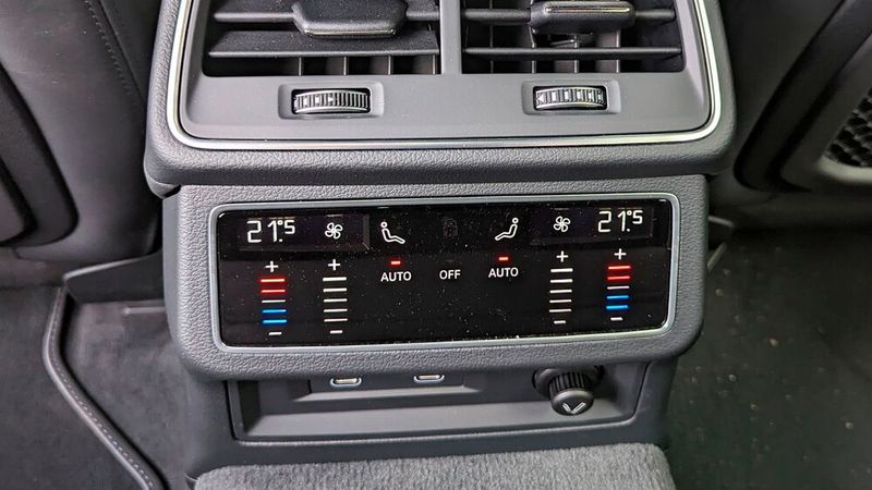 Die Passagiere haben auch einen eigenen Touchscreen für die Steuerung der hinteren Klimazone. (Bild: Rosenow – VCG)