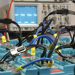 Laboraufbau: Tests der Balancer-Platinen auf den Akkupacks.(Bild:  Markus Kessler)