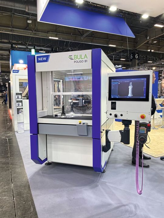 La machine CNC de polissage, ébavurage, et brossage BULA Poligo B1, présentée par Recomatic. Châssis renforcé, rigidité et précision améliorée, interface optimisé.(Source :  Marina Hofstetter)