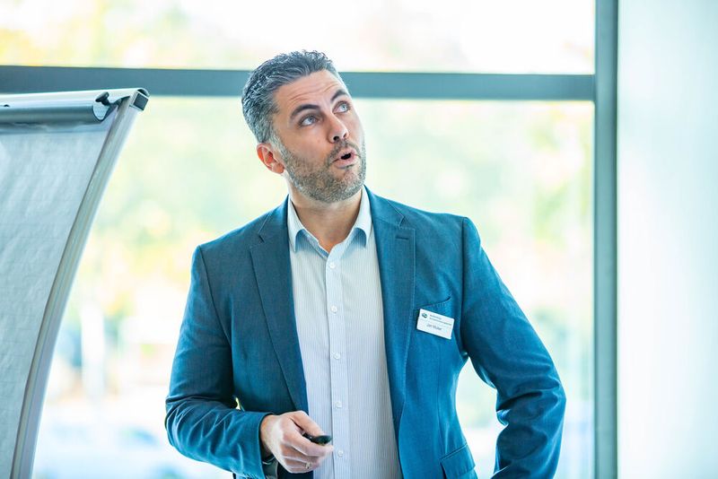 Am Beispiel von Kupferleitern stellte Jan Müller die wesentlichen Funktionskriterien dar, wie eine elektrische Kontaktverschraubung erstellt wird und erhalten bleibt.  (Bild: Amelie Jehmlich/ART n Photo)