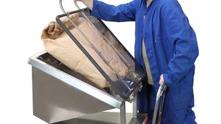 Sackschneidschüte im Einsatz (Bild: APE)