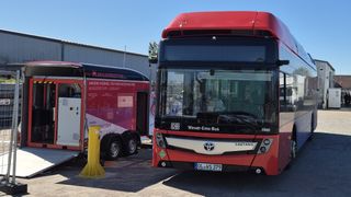 Tankstelle noch in Bau? Kein Problem: Die Brennstoffzellenbusse tanken solange an der mobilen Wasserstoff-Tankstelle.  (Bild: TTZ)