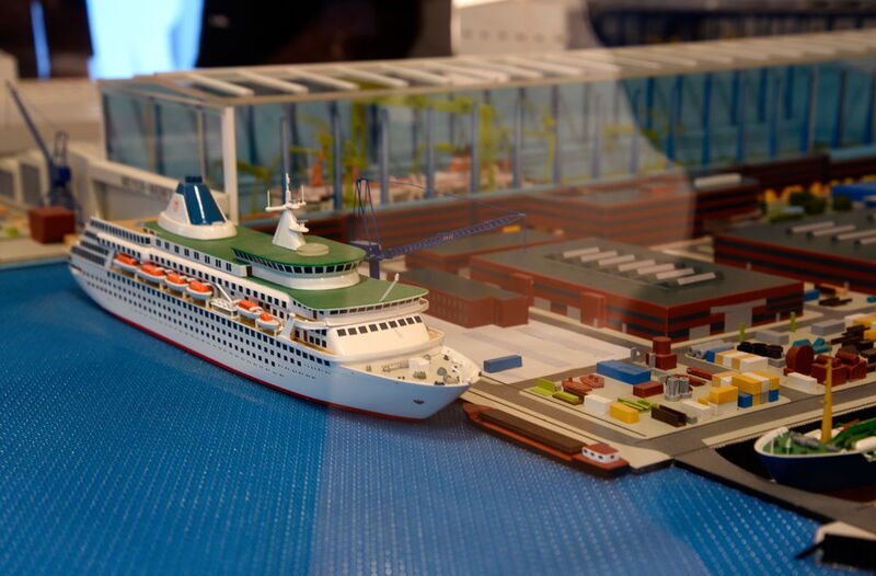 Die Meyer Werft als Modell: Das Schiff liegt im Hafen, dahinter ein überdachtes Baudock. (Stefanie Michel)